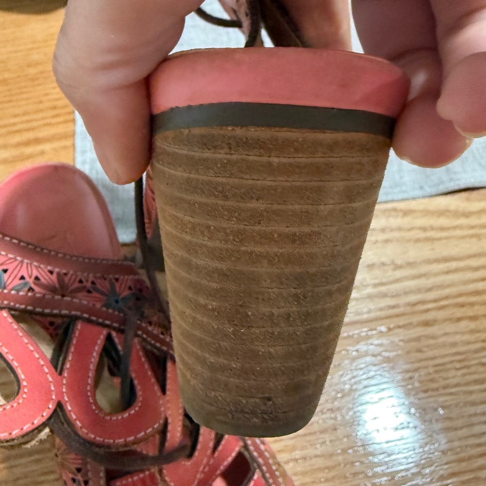Stylish Pink L’Artiste Spring Step Sandals with Intricate Design - Picture 2 of 7